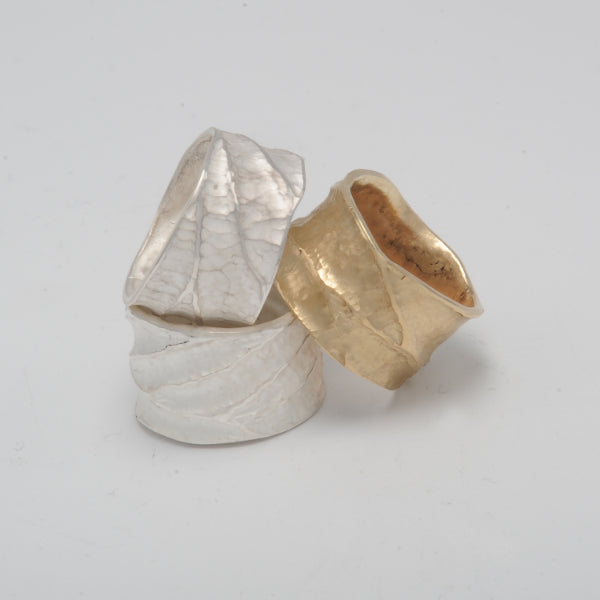 Hand-chased 18ct gold ring